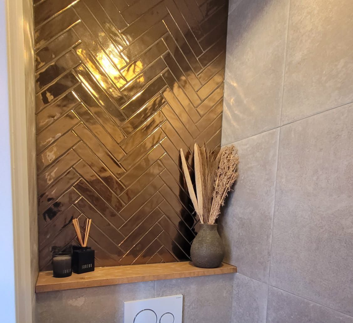 De bling gold die hier in een toiletruimte op de achterwand wordt getoond is perfect voor wanden maar niet voor de vloer